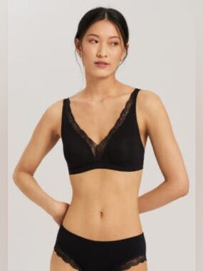 Hanro Black Lace V-Neck Wireless Bralette PR2-120